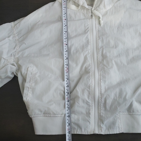 White windbreaker - Picture 9 of 9